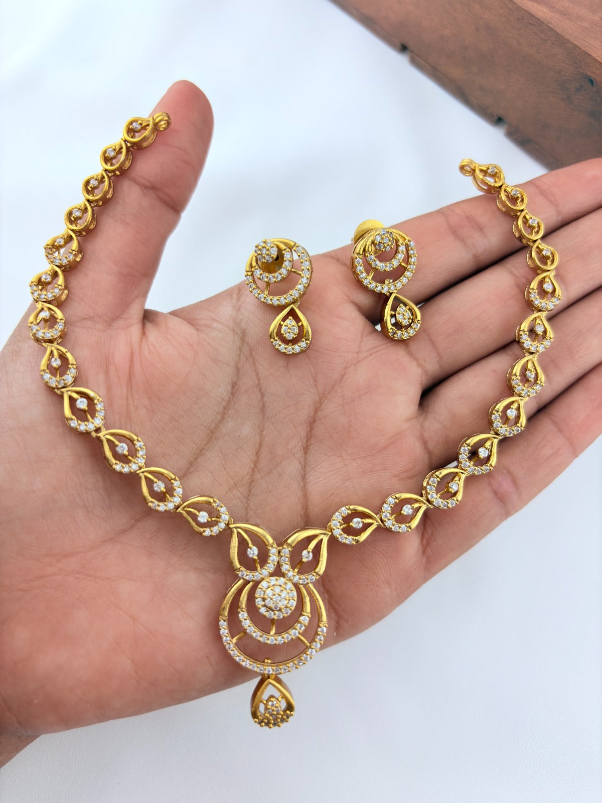 Delicate design premium matte finish AD neckset with matching earrings