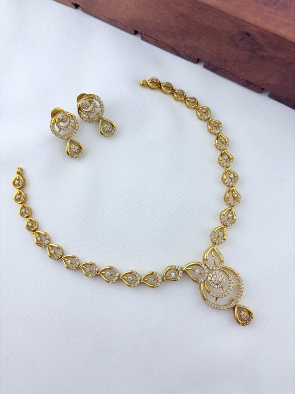 Delicate design premium matte finish AD neckset with matching earrings