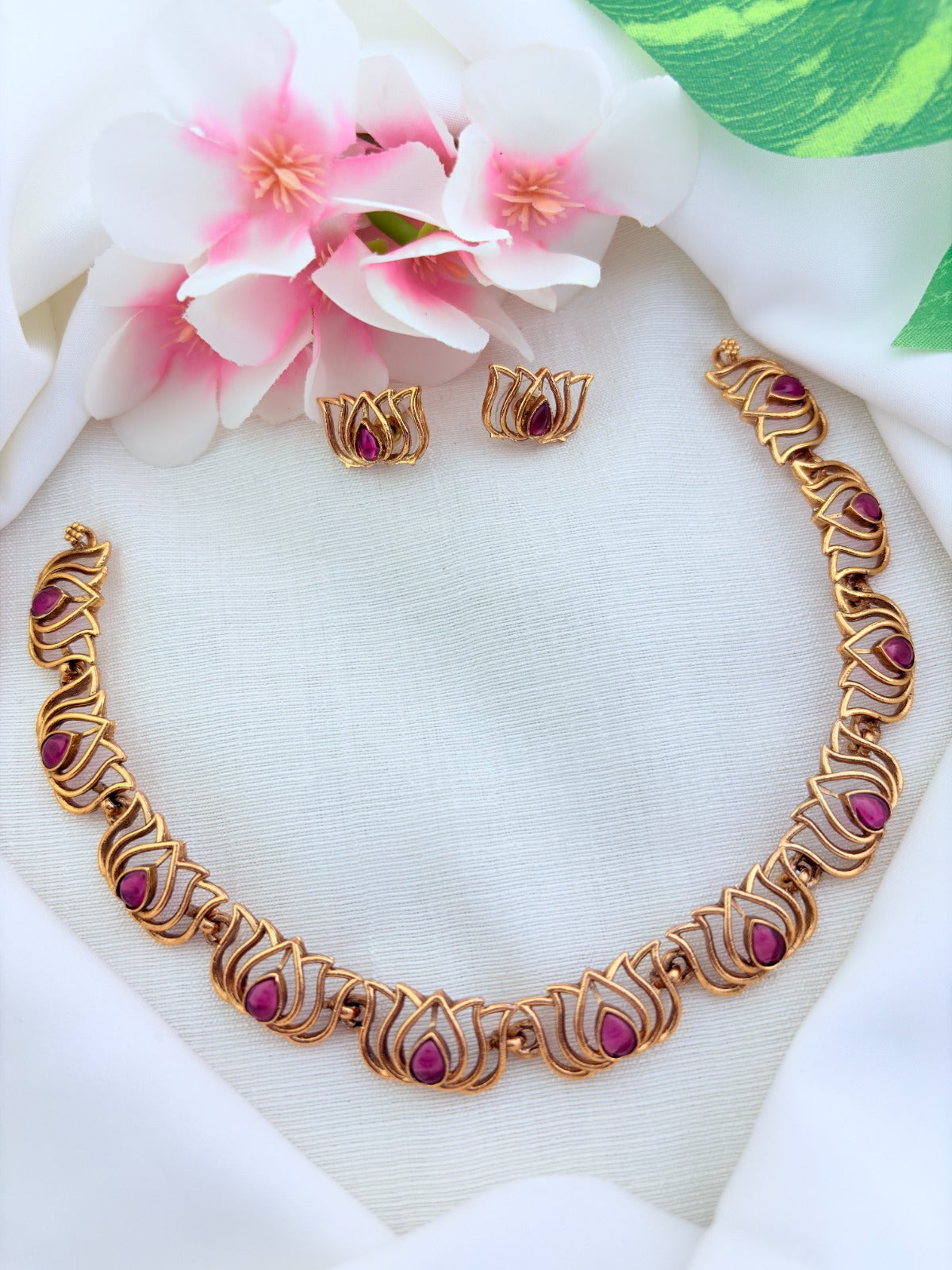 Elegant lotus pattern matte finish necklace with matching earrings