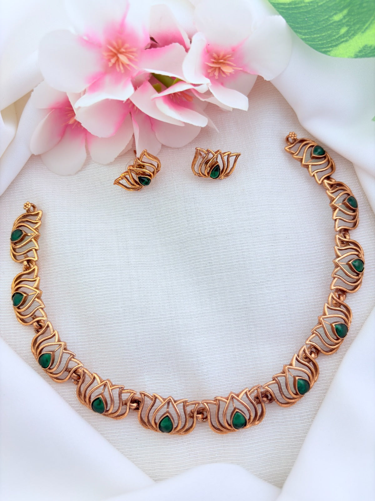 Elegant lotus pattern matte finish necklace with matching earrings