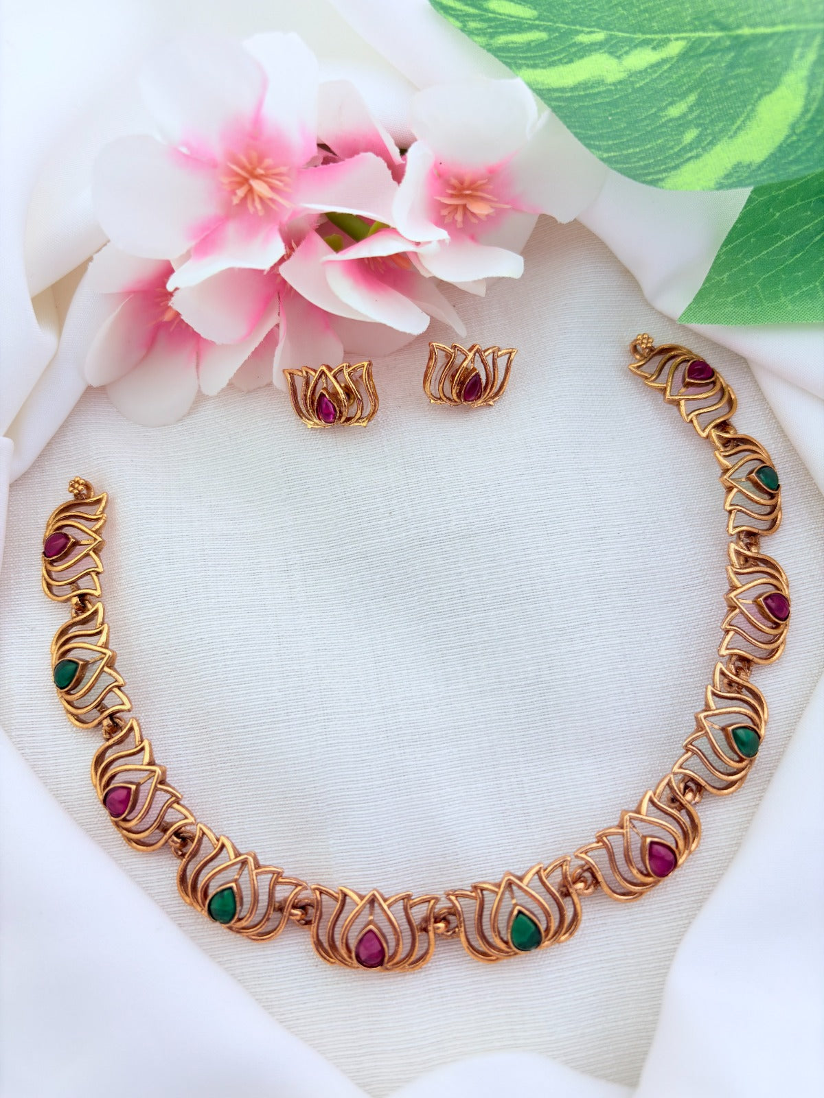 Elegant lotus pattern matte finish necklace with matching earrings