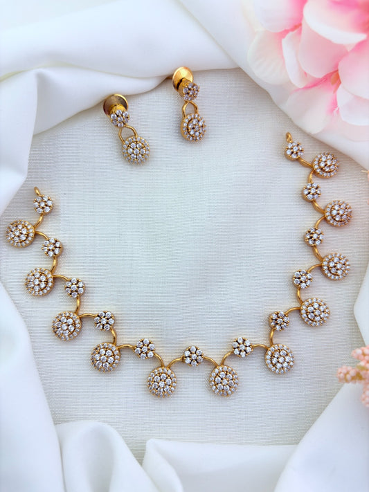 Beautifully crafted AD necklace in traditional pattern paired with matching earrings