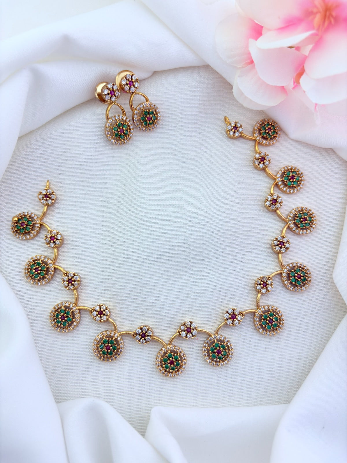 Beautifully crafted AD necklace in traditional pattern paired with matching earrings