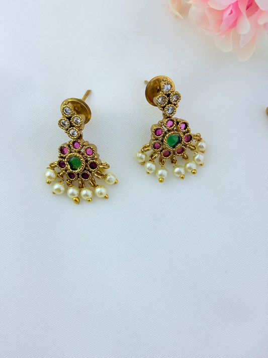 Elegant necklace and earrings crafted with classic kemp stones adorned with pearl drops