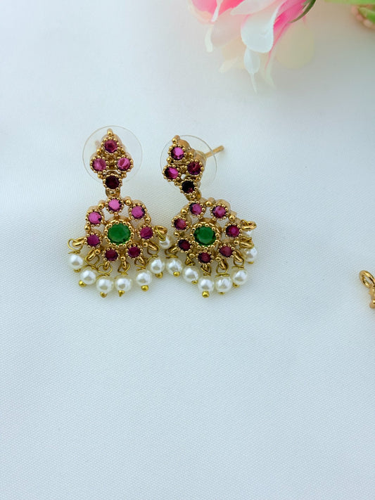 Elegant necklace and earrings crafted with classic kemp stones adorned with pearl drops