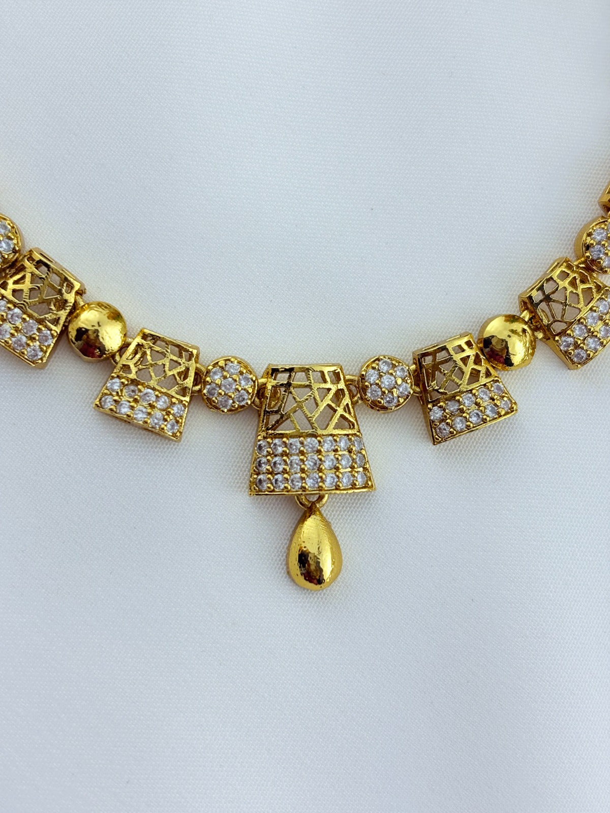 Elegant modern AD neckset with matching earrings