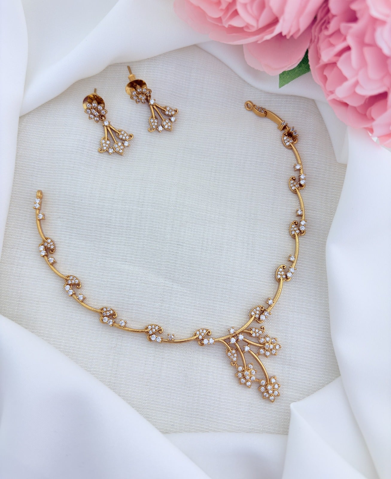 Premium matte AD necklace with floral and leaf pattern