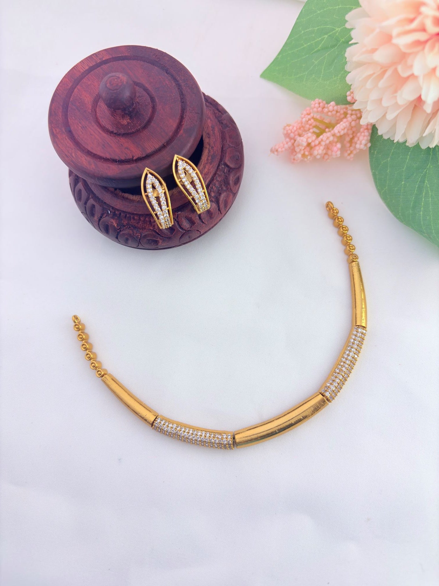 Premium matte Minimal yet stylish Ad necklace with matching earings