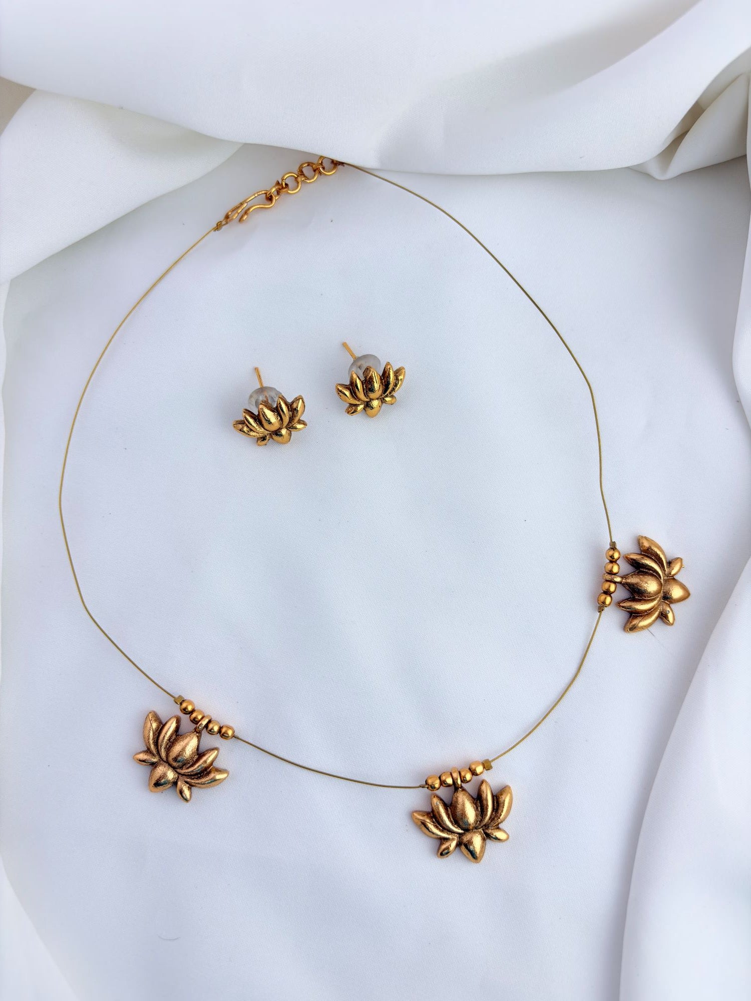A delicate invisible chain pendant designed to create a graceful and elegant everyday look.