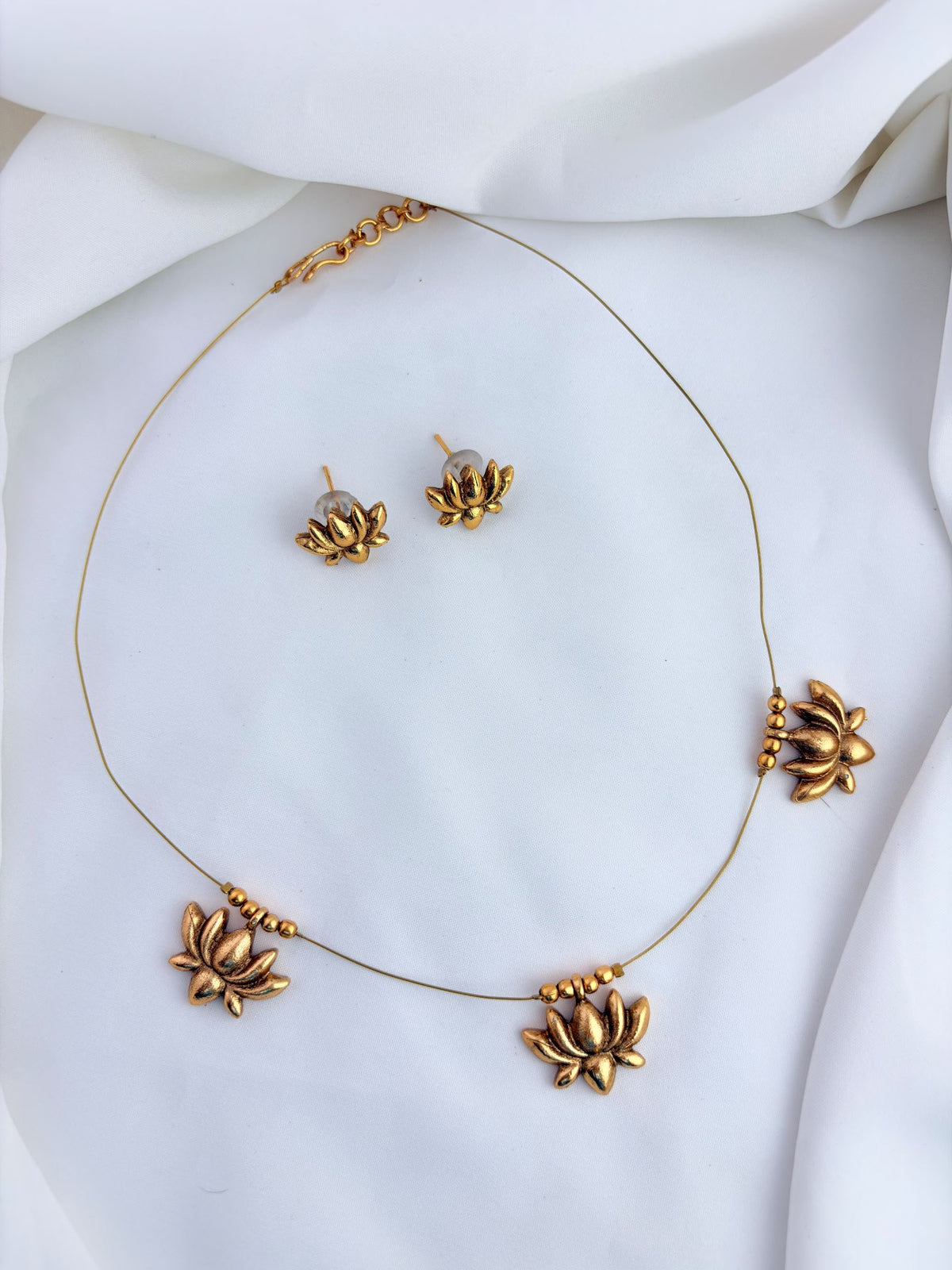 A delicate invisible chain pendant designed to create a graceful and elegant everyday look.