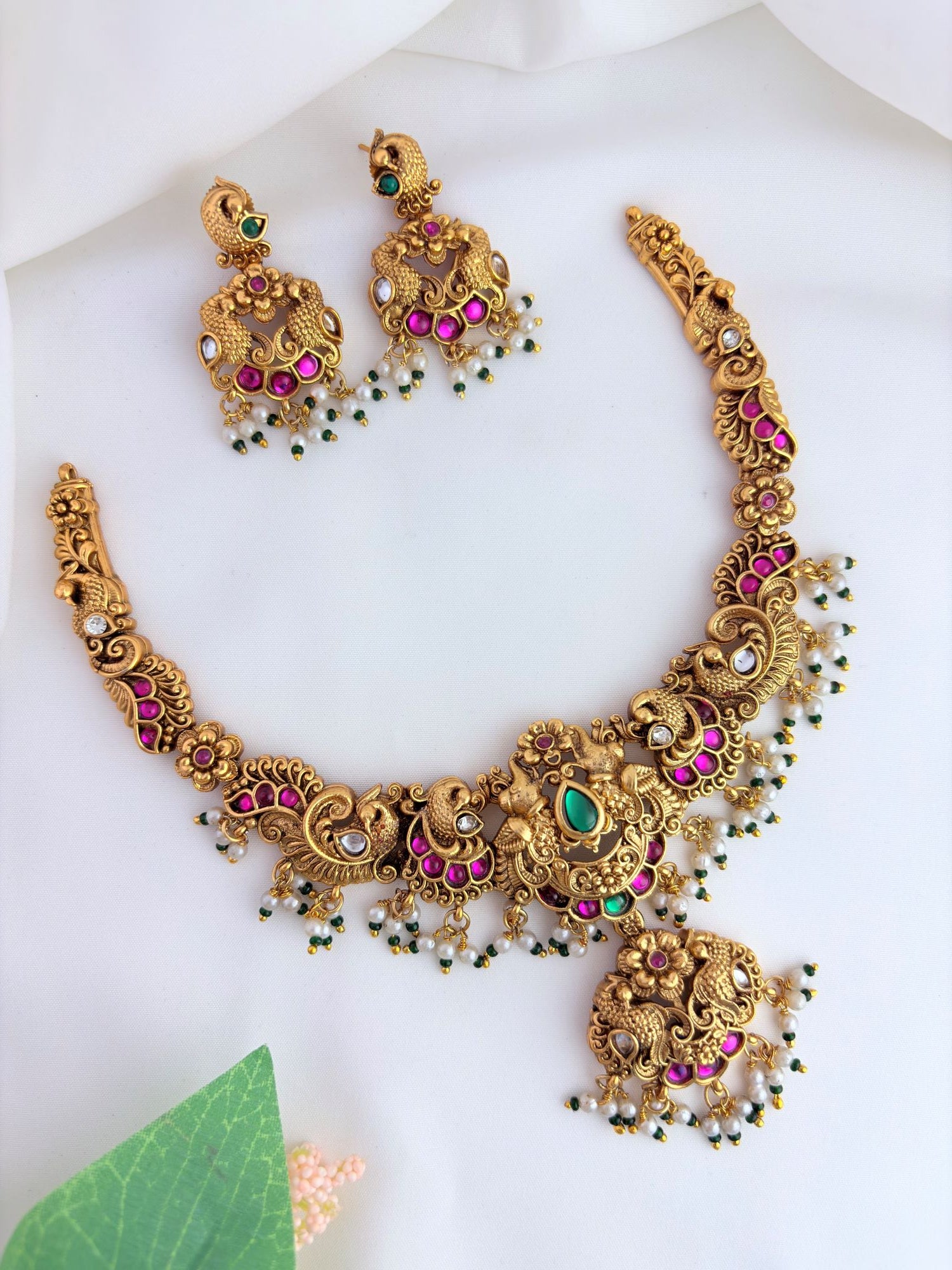 Traditional elegance meets modern craftsmanship in this stunning matte finish neckset.
