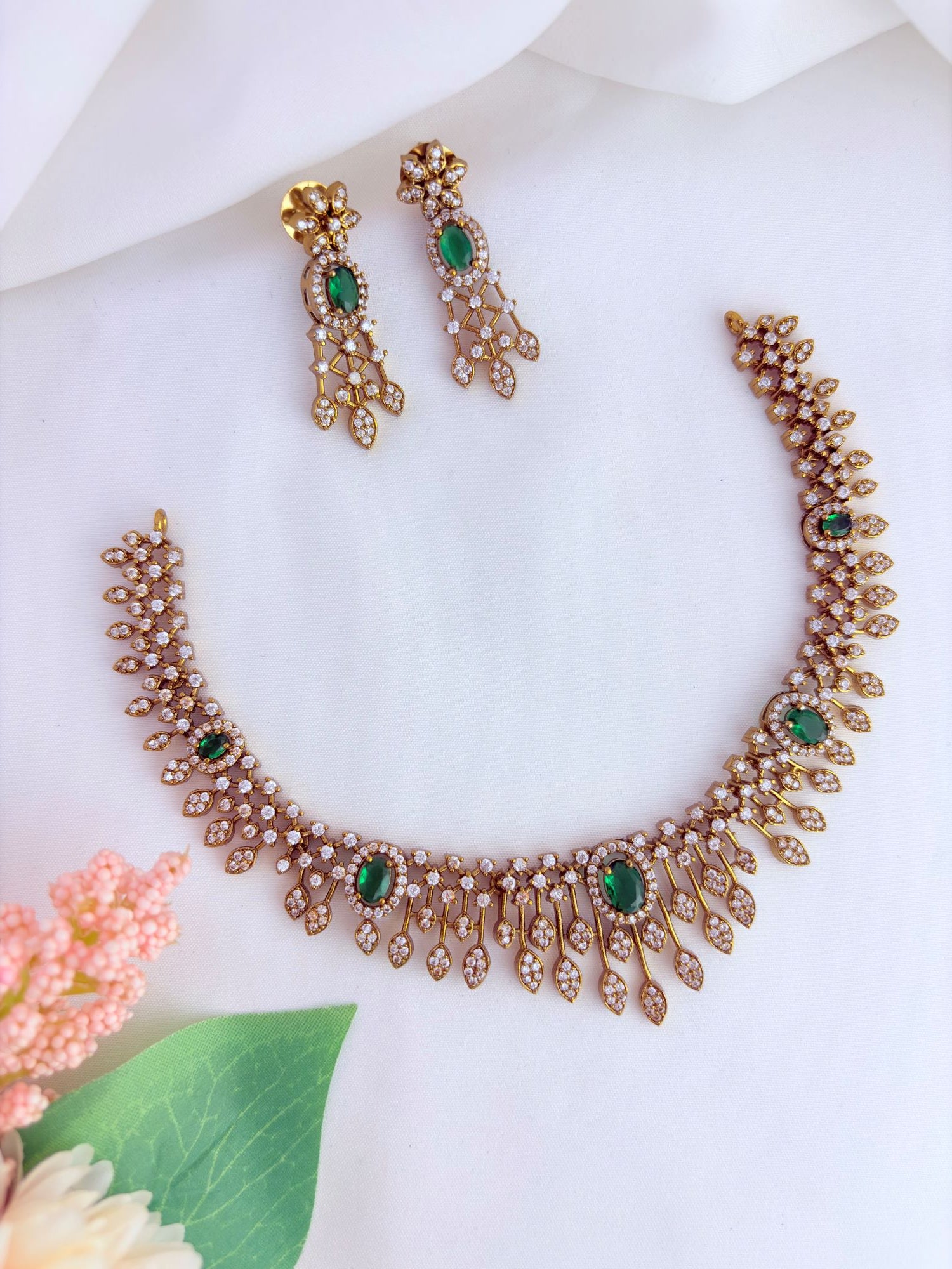 Elegant craftsmanship and brilliant shine make this neckset truly special.