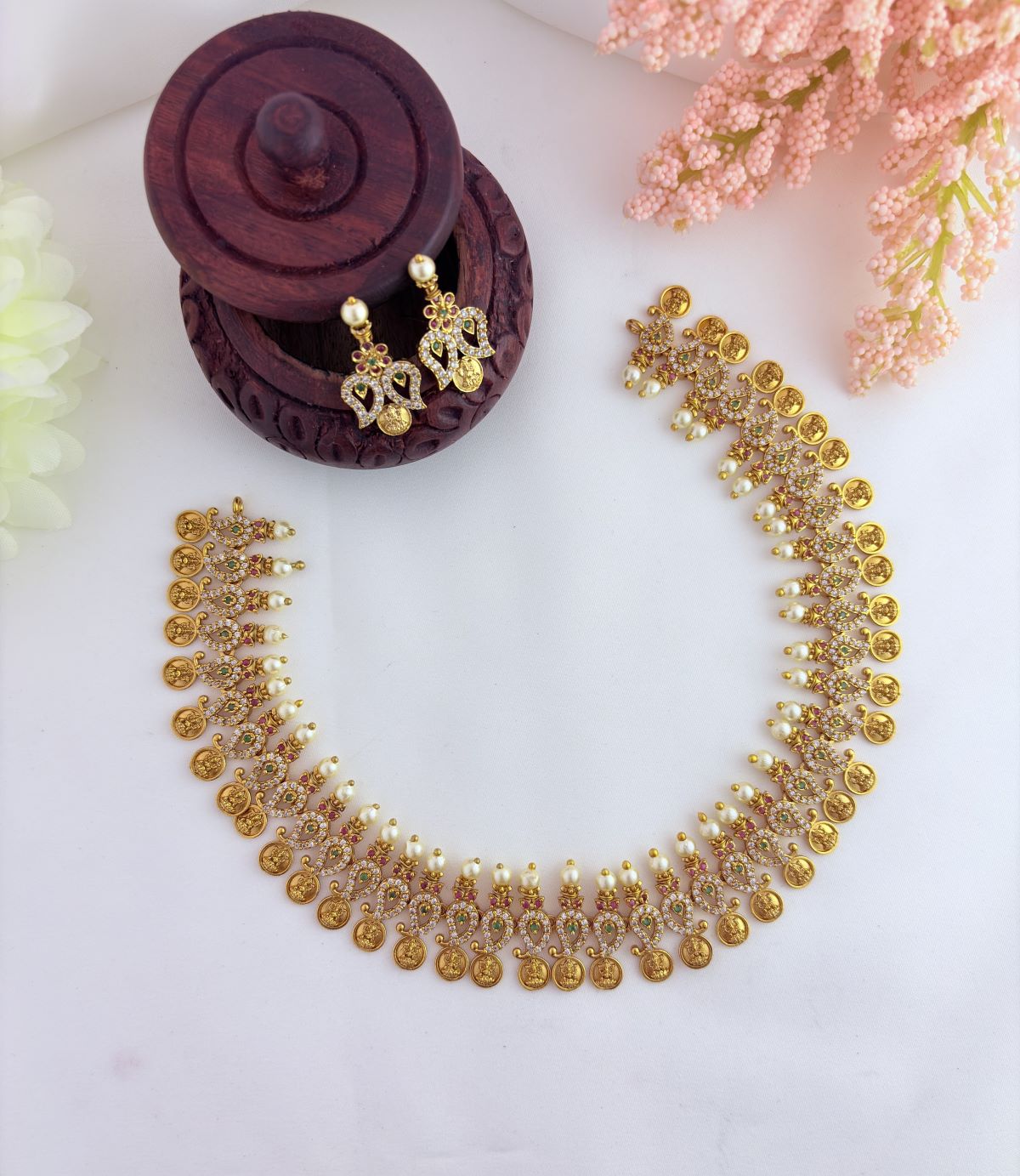 Traditiional mango and kaasu maalai design in single necklace, adorned with AD stones and pearls