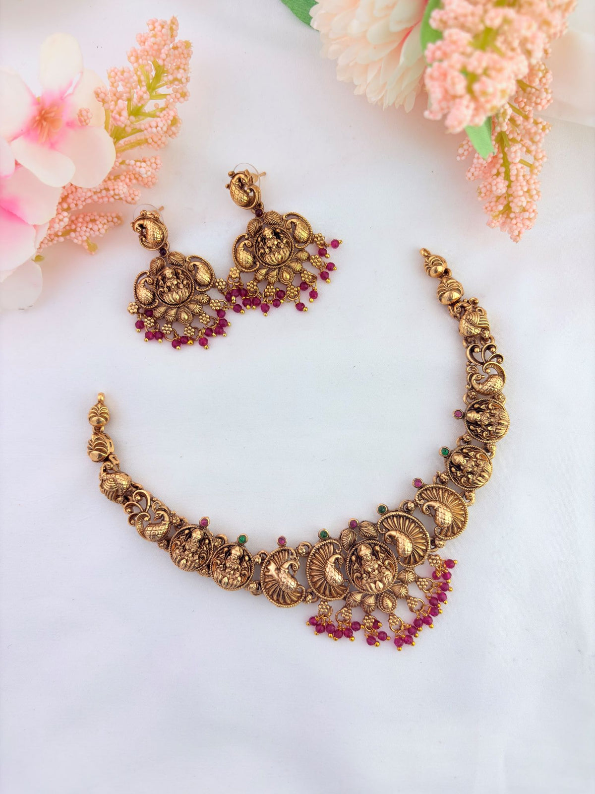 Designed with an elegant matte finish and intricate detailing, this premium necklace set brings together tradition and style