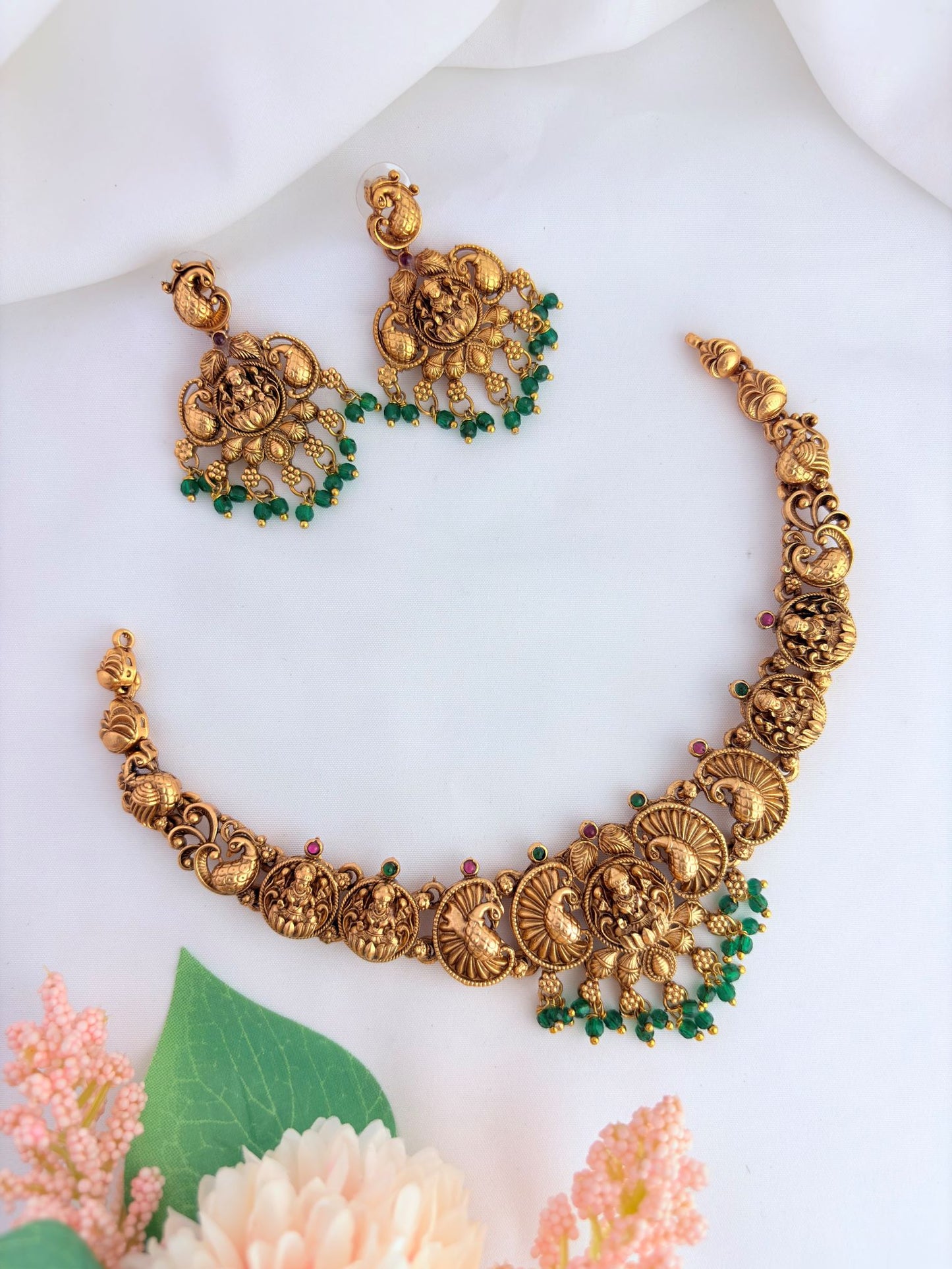 Designed with an elegant matte finish and intricate detailing, this premium necklace set brings together tradition and style