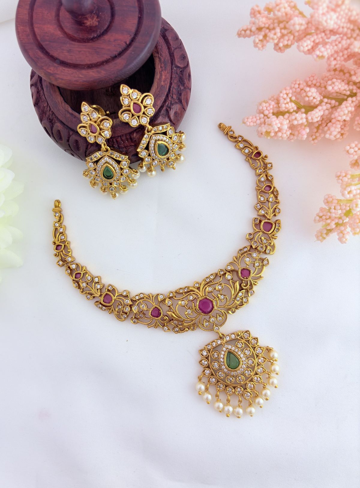 A perfect blend of tradition and elegance- Premium matte finish neckset with matching earrings