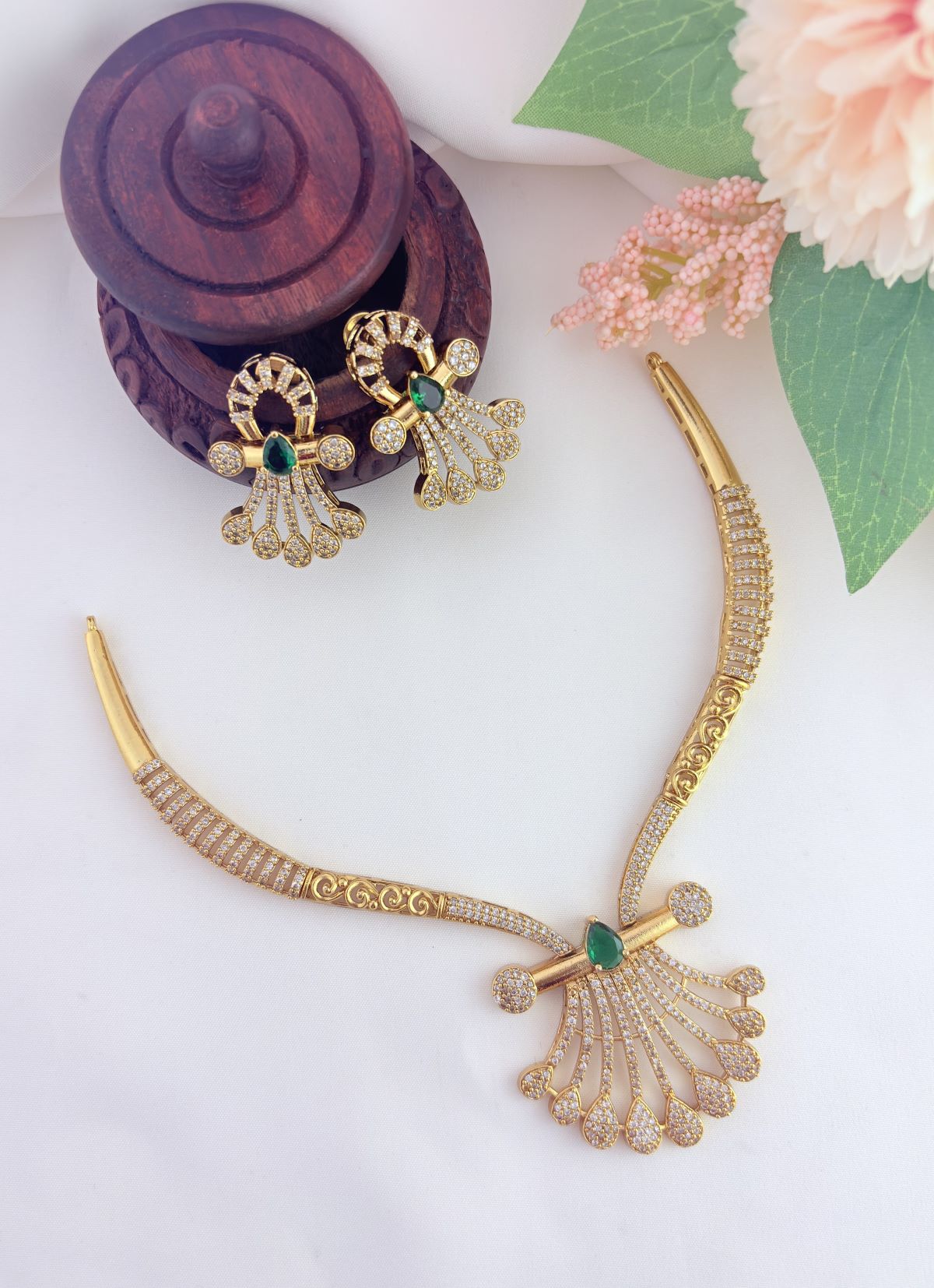 Heritage inspired premium matte finish hasli pattern neckset in premium detailing