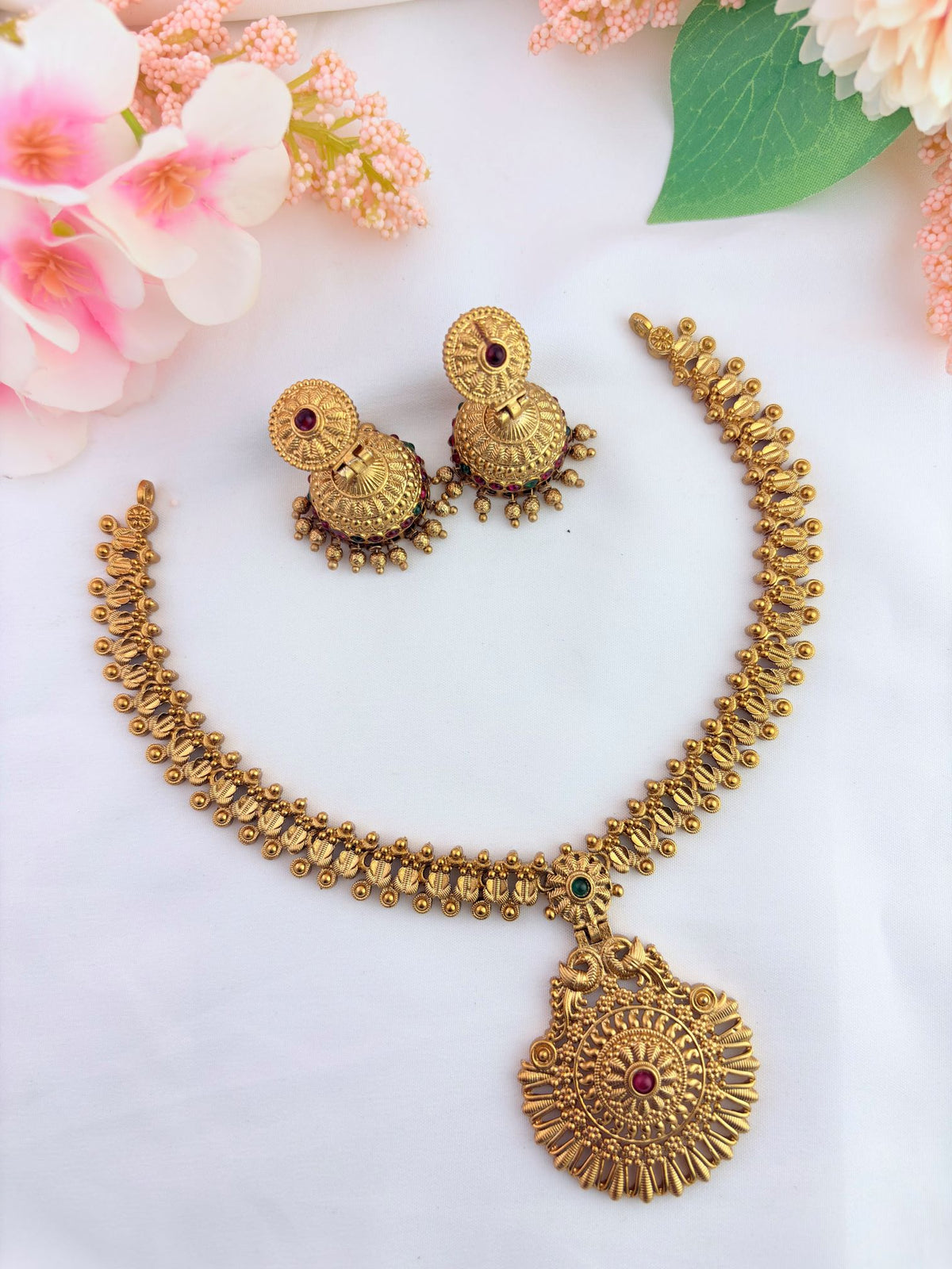 Elegant matte finish neckset with a rich traditional detailing