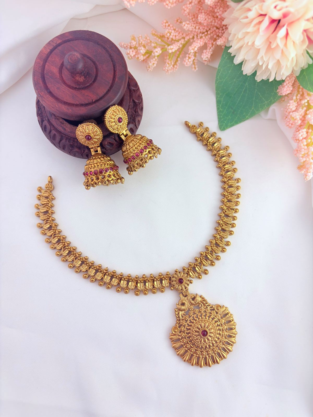Elegant matte finish neckset with a rich traditional detailing