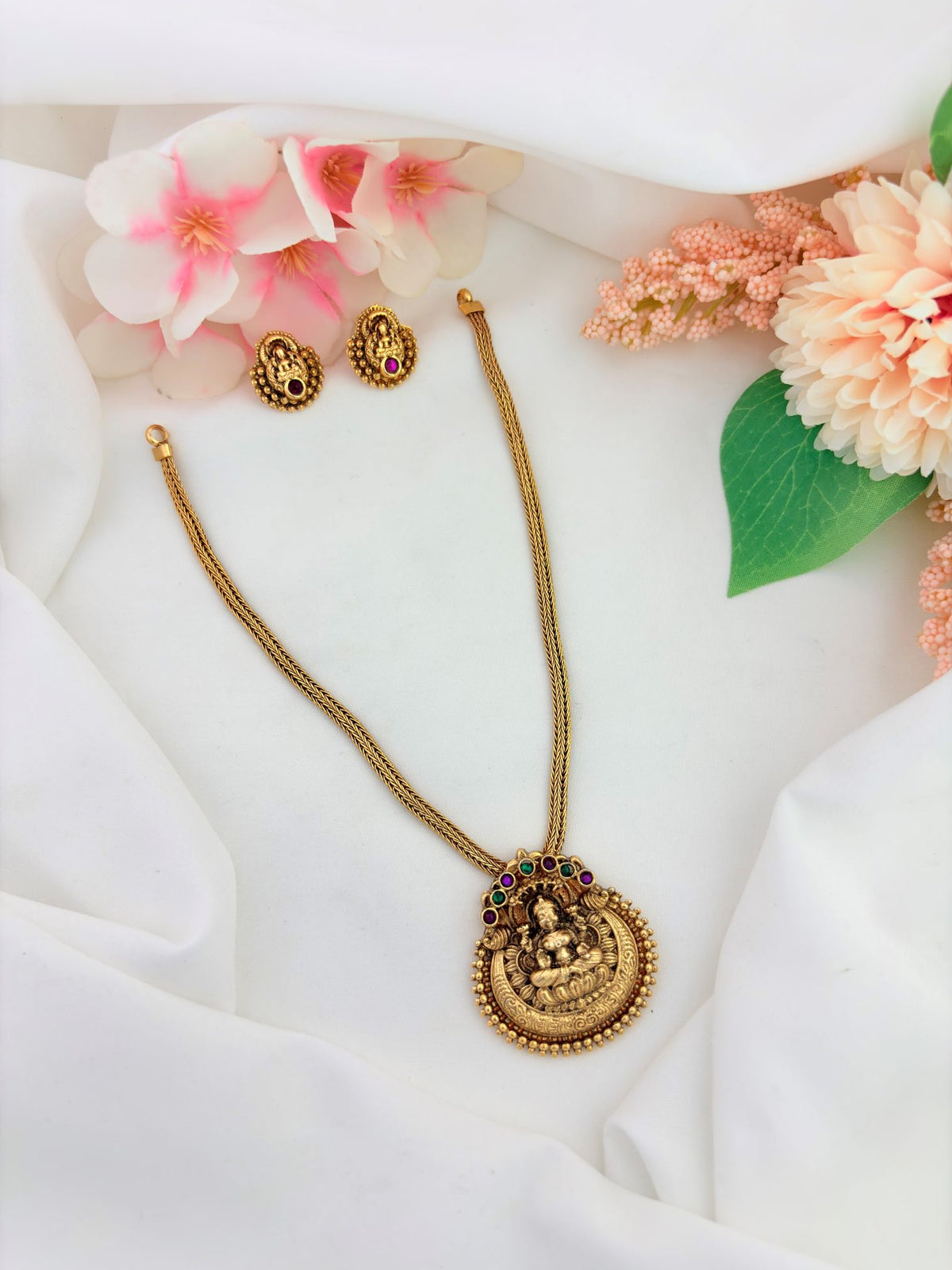 Traditional matte neckset designed with detailed craftsmanship