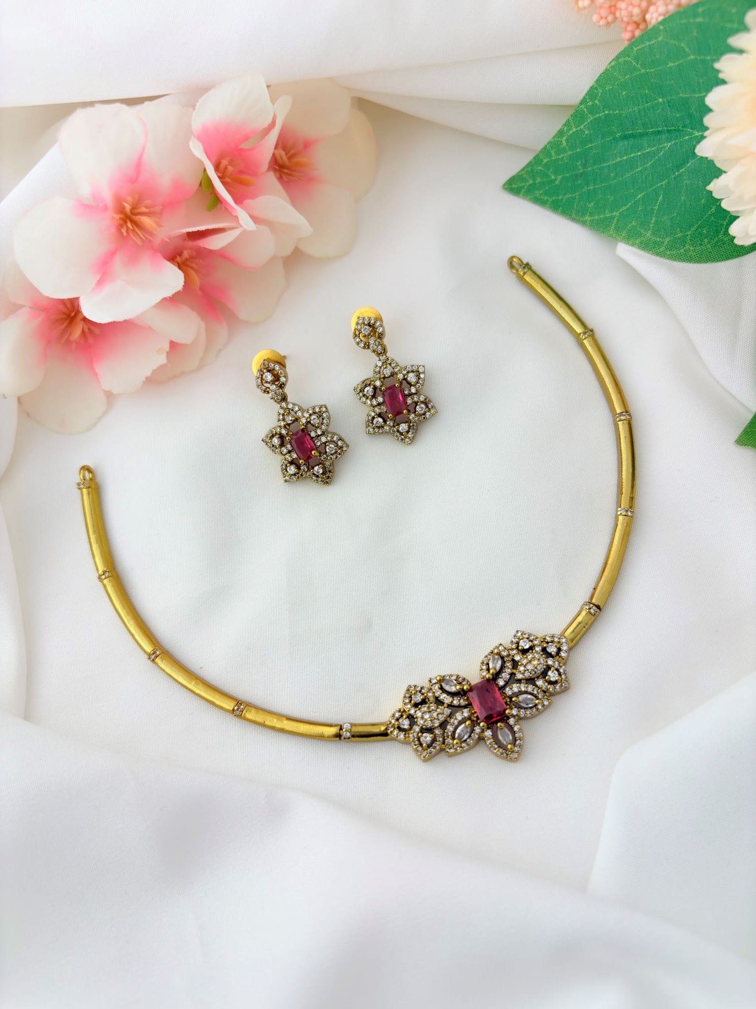 Beautifully crafted AD neckset featuring sparkling stones and intricate detailing