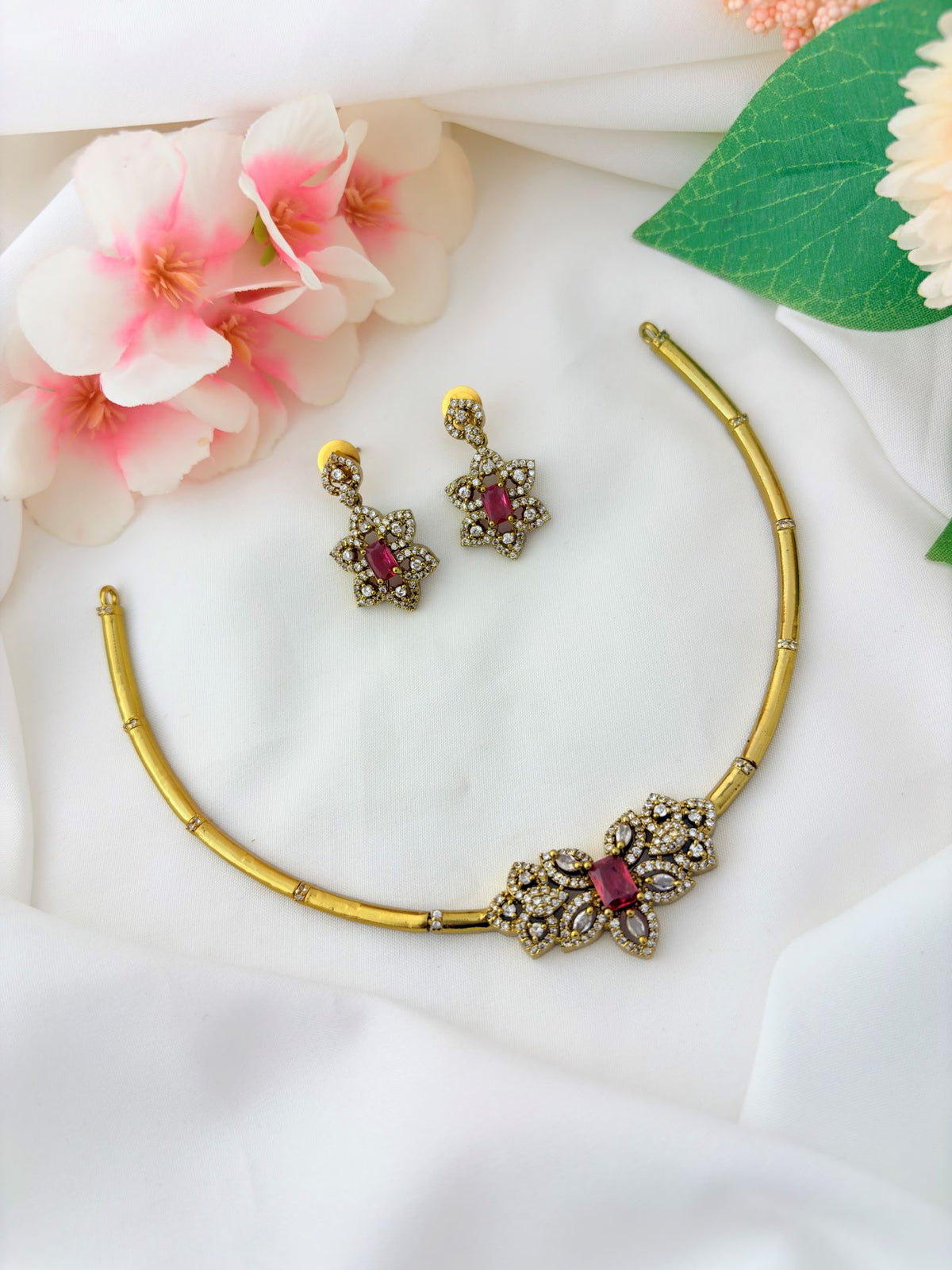 Beautifully crafted AD neckset featuring sparkling stones and intricate detailing