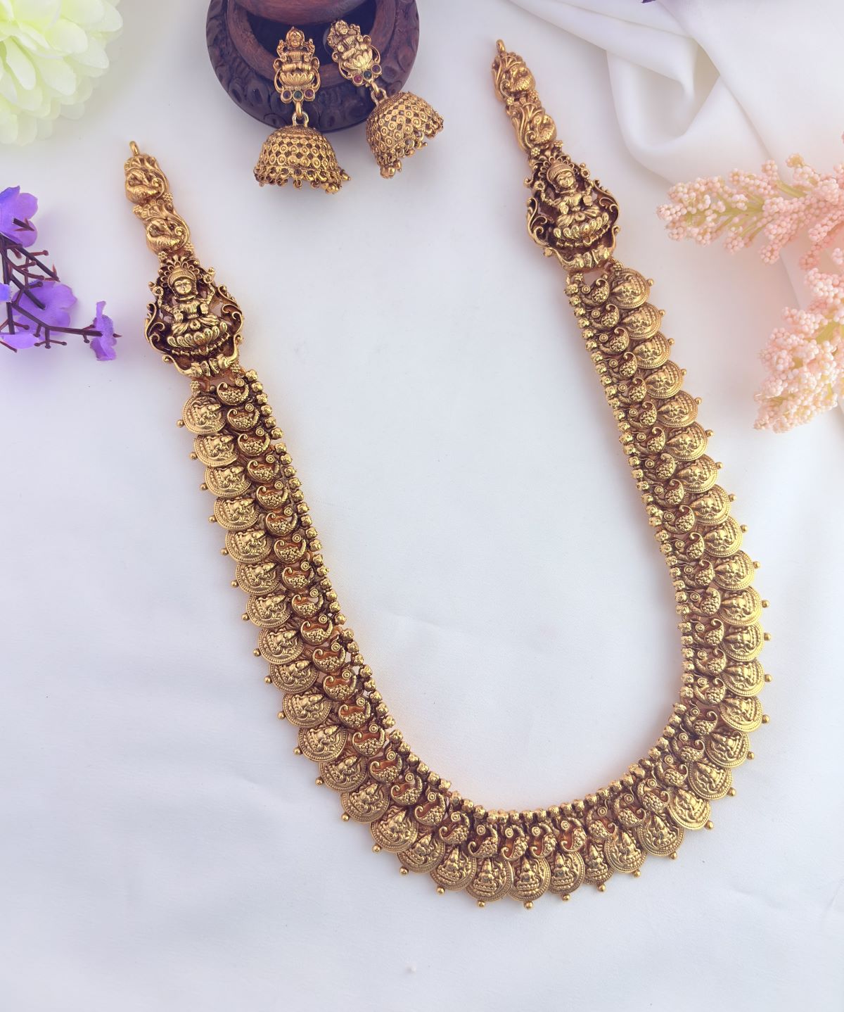 Traditional kaasu maalai pattern and peacock motif in single haram with rich antique finish