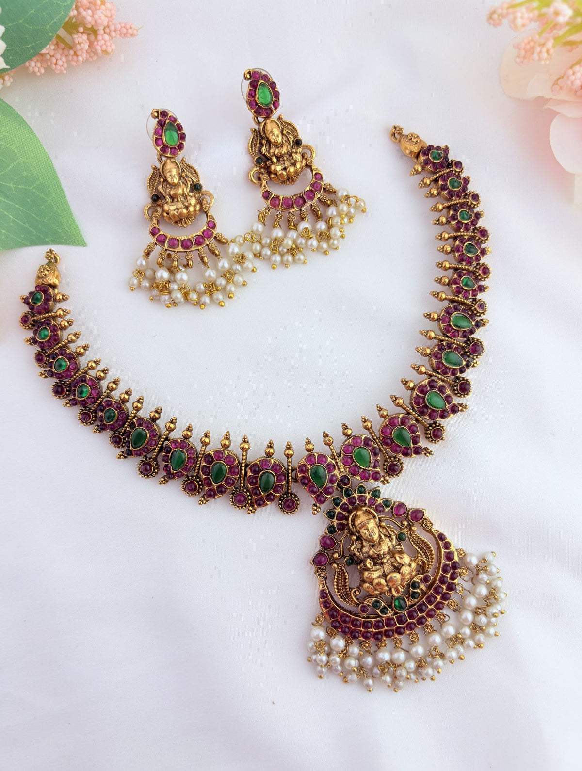 Traditional-inspired matte finish neckset with graceful detailing