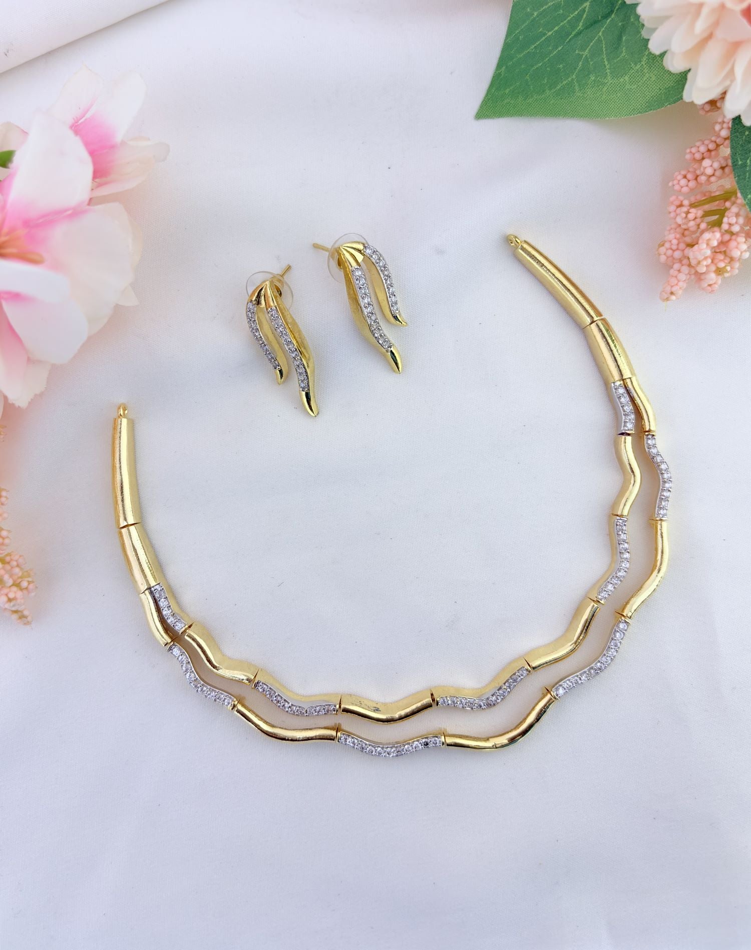 Elegant GJ finish neckset with a rich and sophisticated appeal