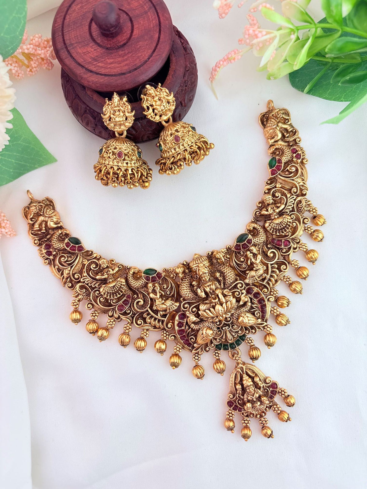Matte finish temple neckset adorned with golden beads