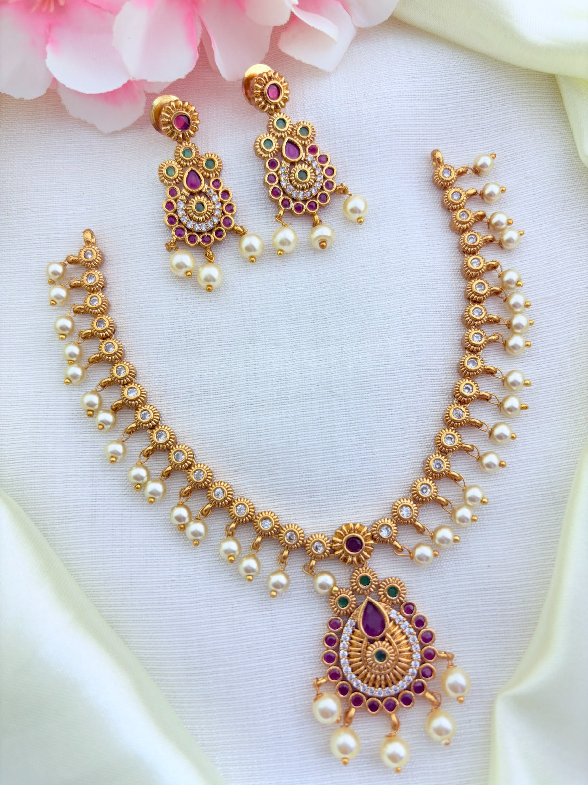 Style in modern elegance - Premium matte finish necklace adorned with classic stones and pearls