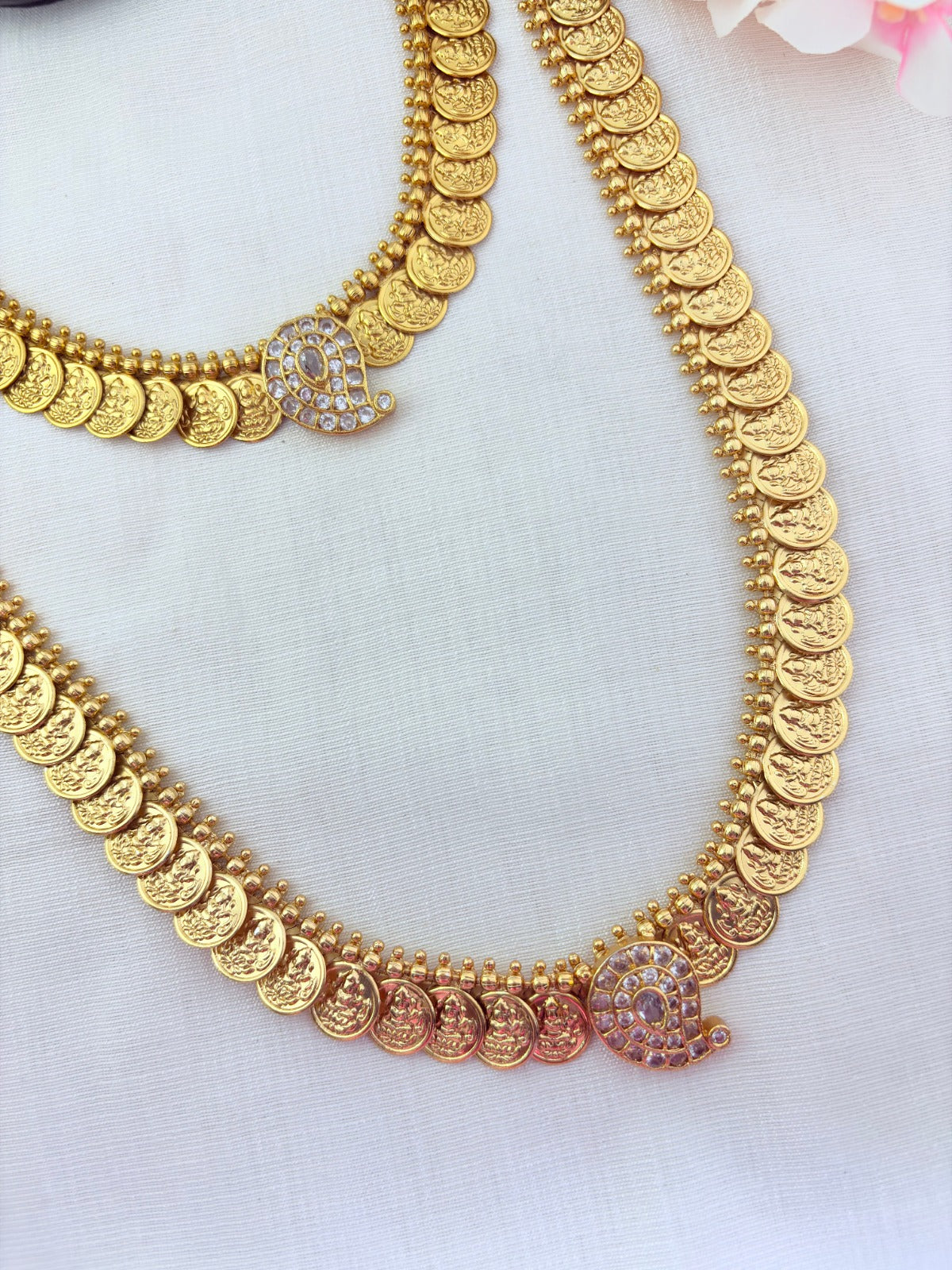 Classic mango motif combined with kaasu maalai pattern and matching earrings - Crafted with AD stones