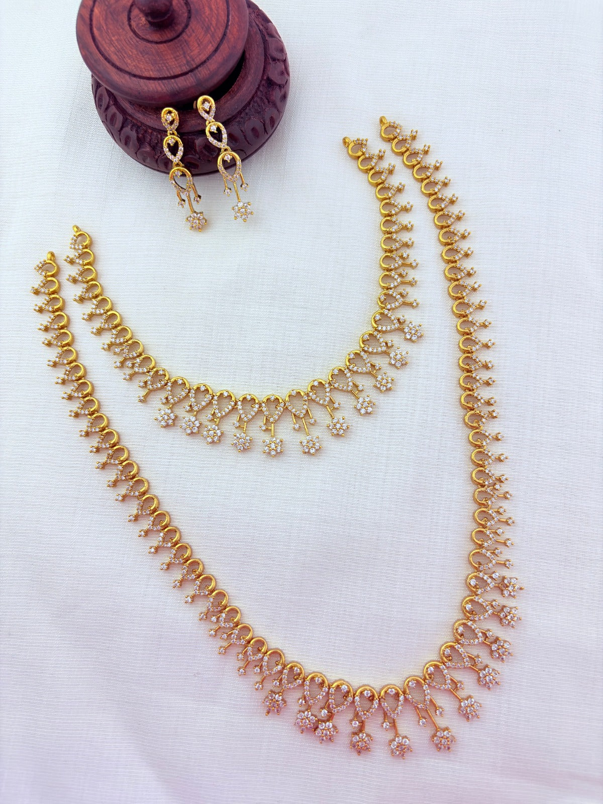 Elegant matte finish stylish pattern AD combo set with matching earrings