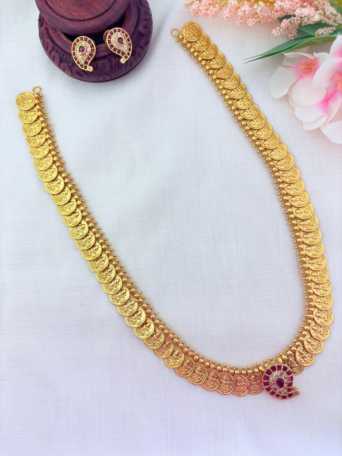 Classic mango motif combined with kaasu maalai pattern and matching earrings - Crafted with AD stones