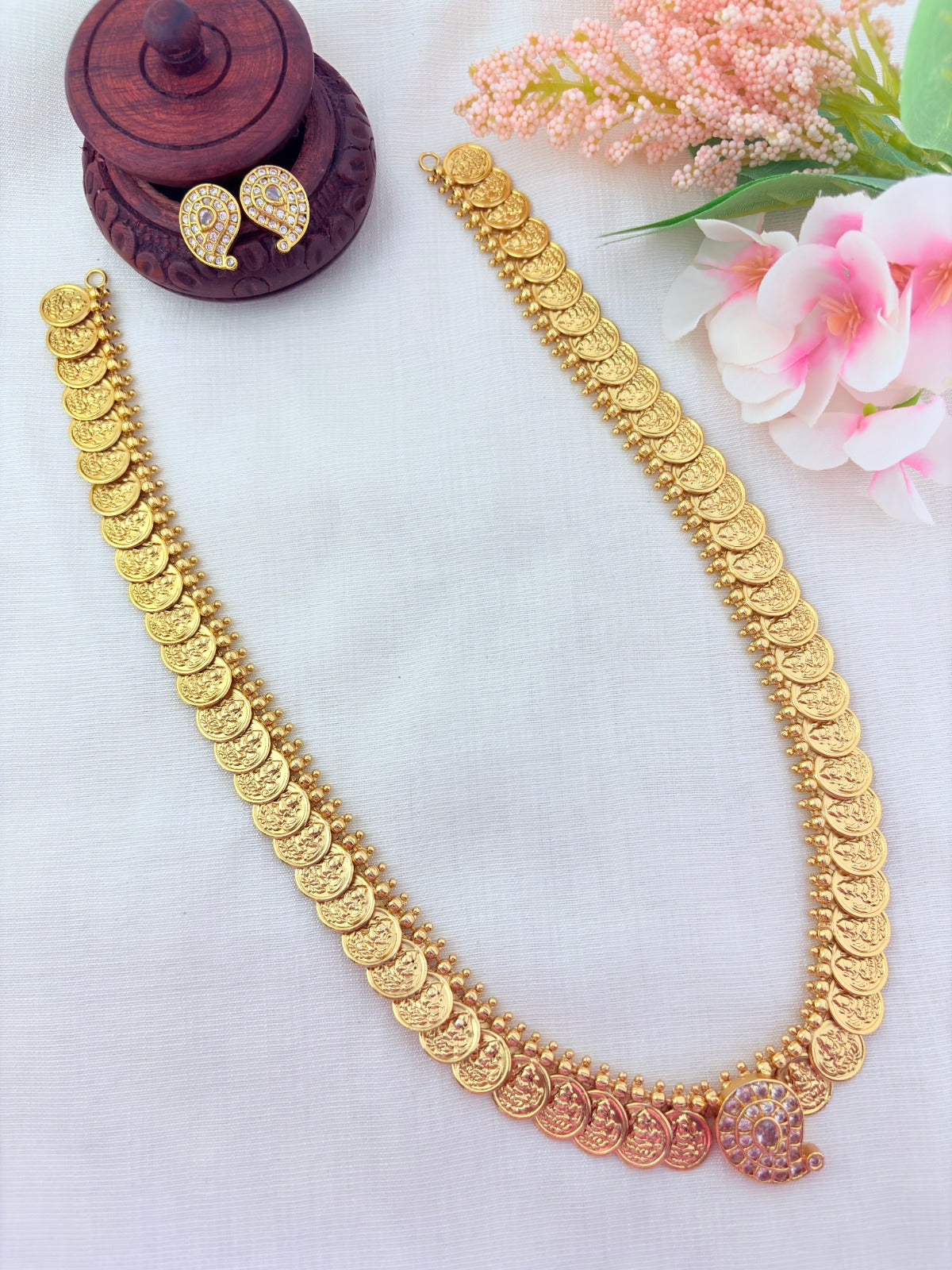 Classic mango motif combined with kaasu maalai pattern and matching earrings - Crafted with AD stones