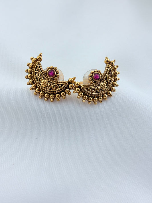 Half moon shaped Matte finish necklace set paired with matching earrings