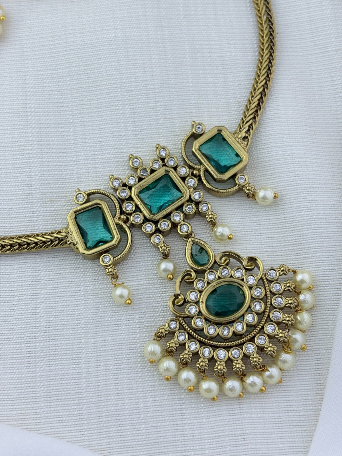 Traditional elegance added to a modern trendy style - Premium matte finish necklace and earrings adorned with classic stones and pearls