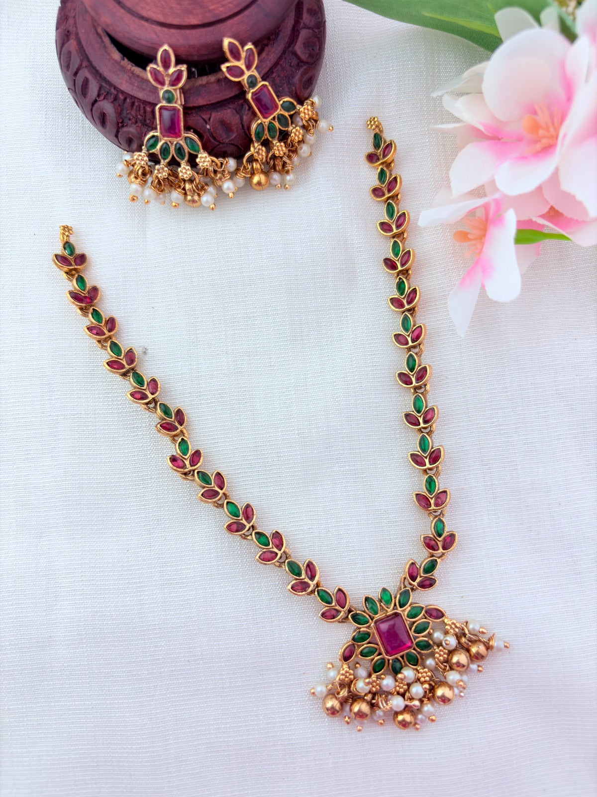 Matte finish necklace beautifully crafted with classic stones and beads