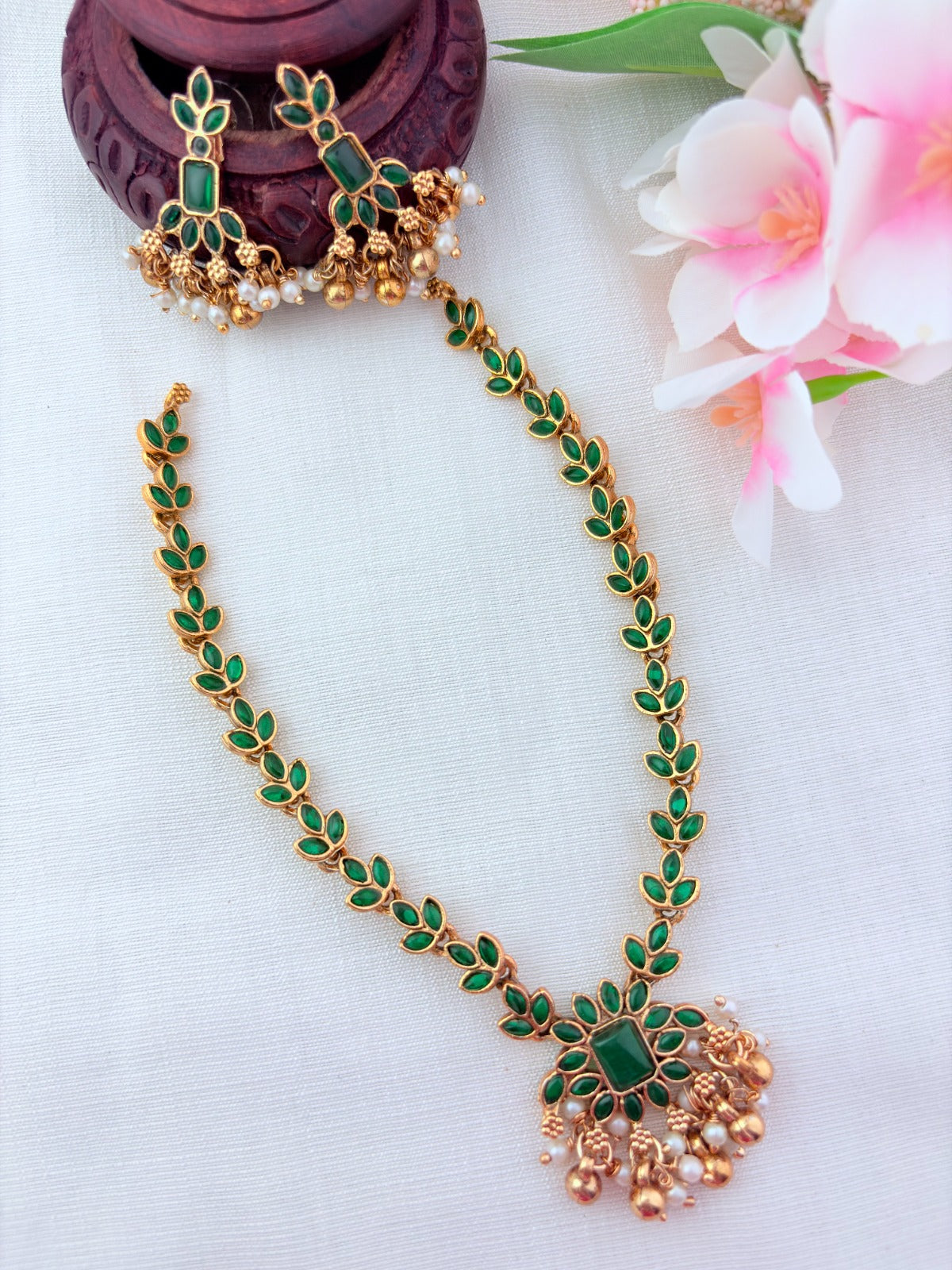 Matte finish necklace beautifully crafted with classic stones and beads