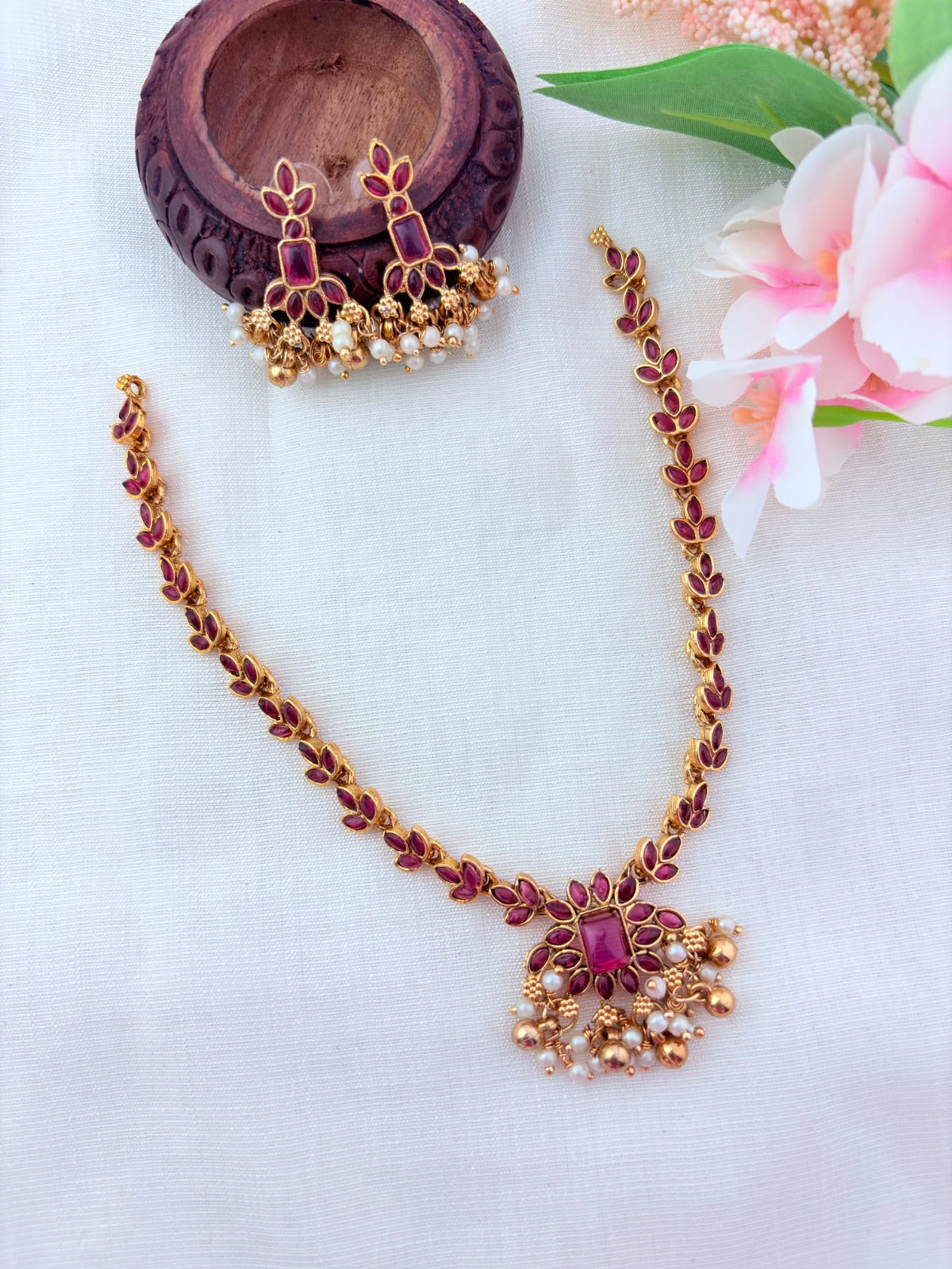 Matte finish necklace beautifully crafted with classic stones and beads