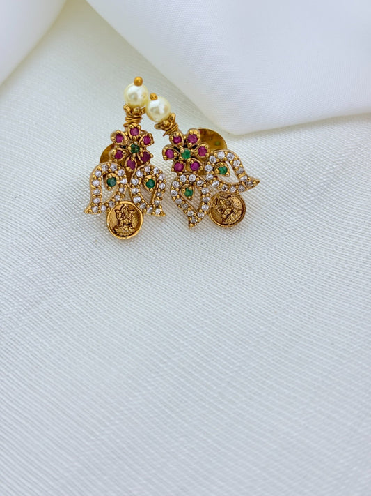 Traditional mango and kaasu maalai design in single necklace,  adorned with AD stones and pearls